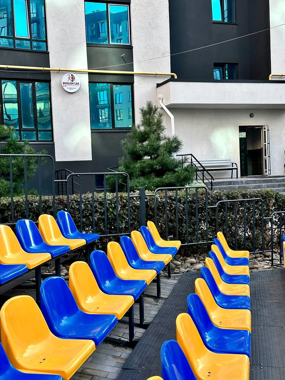 Вхід до EnglishLab у ЖК «Затишний Квартал», Софіївська Борщагівка