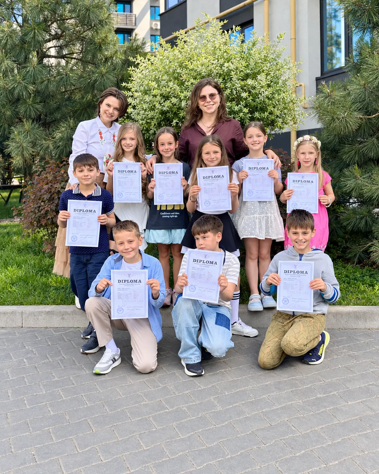 Учні EnglishLab із дипломами та викладачами