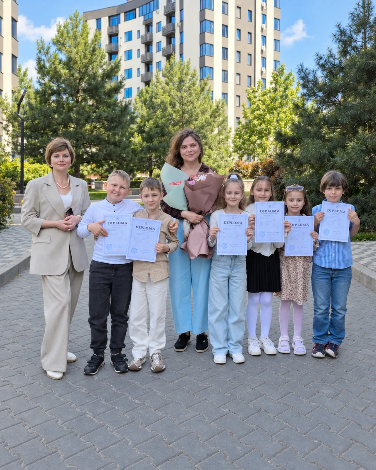 Учні й викладачі EnglishLab на завершенні навчання
