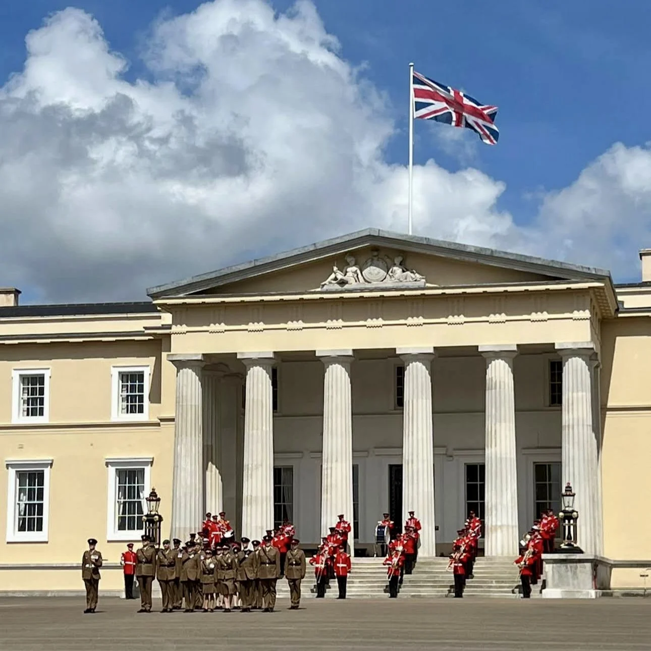 Будівля Royal Military Academy Sandhurst із прапором Великої Британії