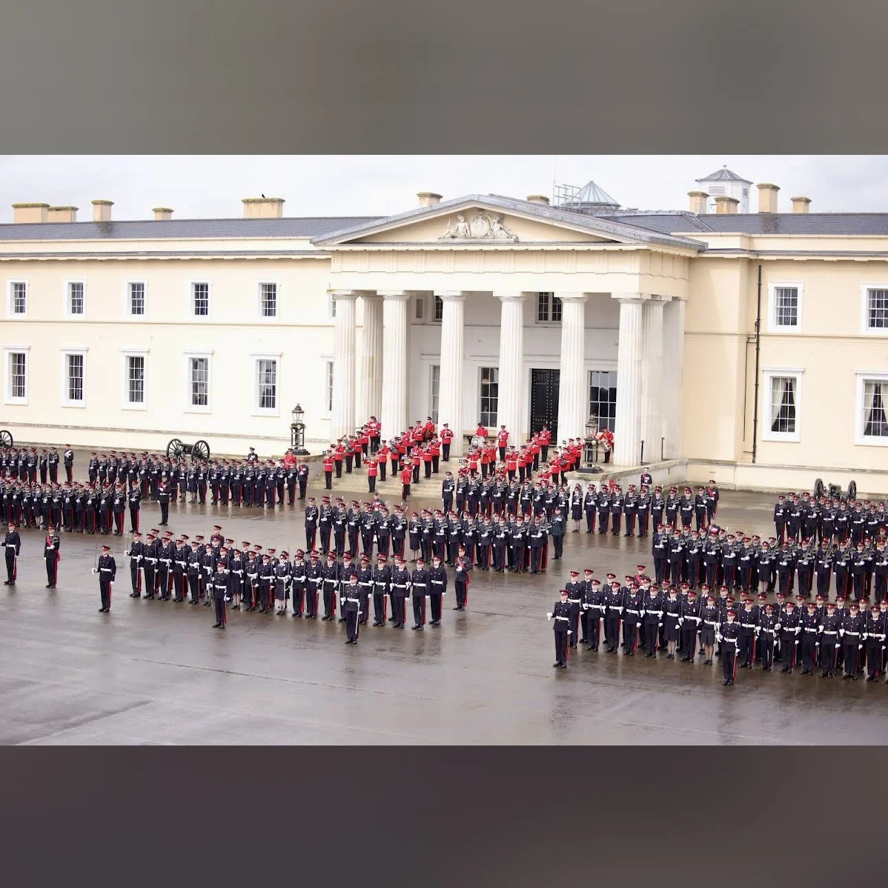 Урочистий парад перед будівлею академії Sandhurst