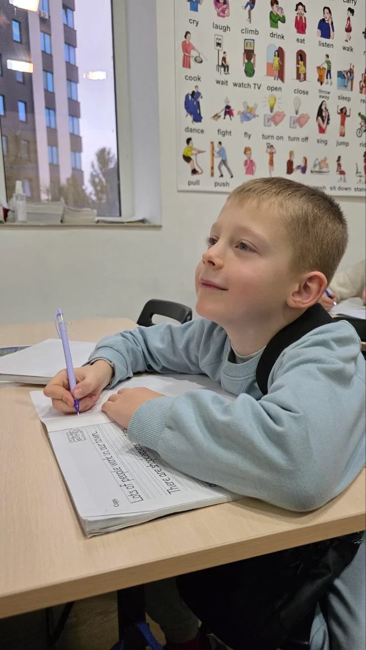 Учень за партою під час уроку англійської в EnglishLab